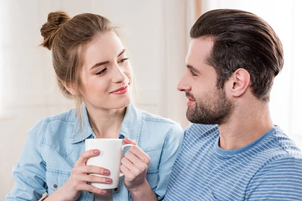 Pareja bebiendo té — Stock Photo