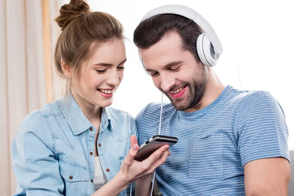 Pareja usando smartphone - foto de stock