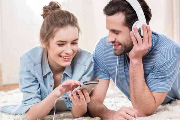 Pareja usando smartphone - foto de stock