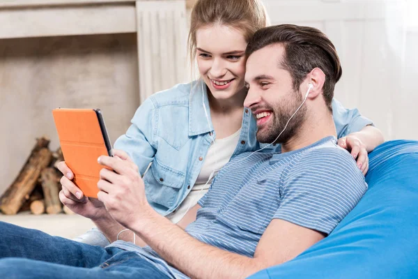 Couple utilisant une tablette numérique — Photo de stock
