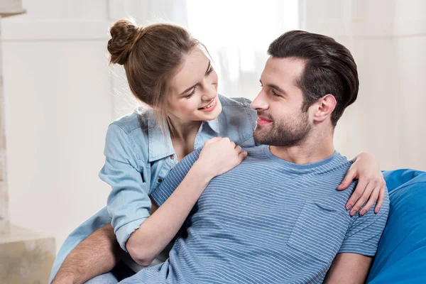 Jovem casal abraço — Fotografia de Stock