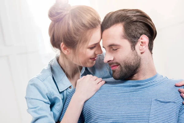 Jovem casal abraço — Fotografia de Stock