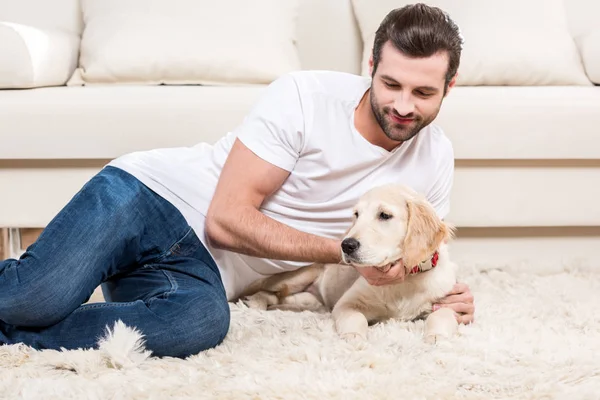 Mann hält Welpen — Stockfoto