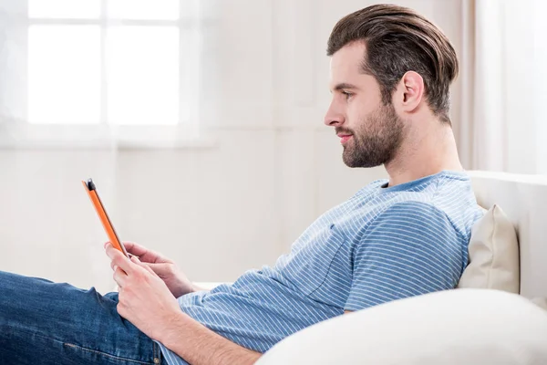 Homme utilisant une tablette numérique — Photo de stock