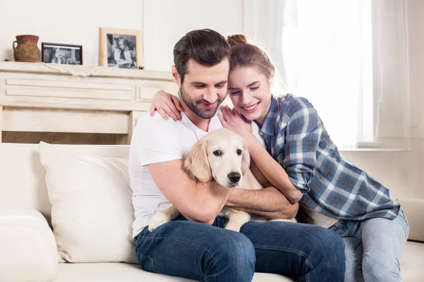 Jovem casal com cachorro — Fotografia de Stock