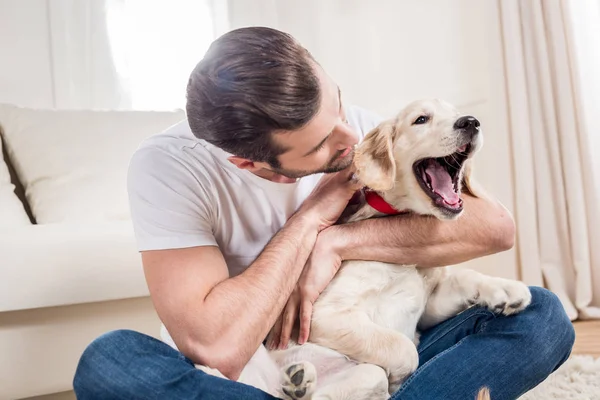 Homme jouant avec chiot — Photo de stock