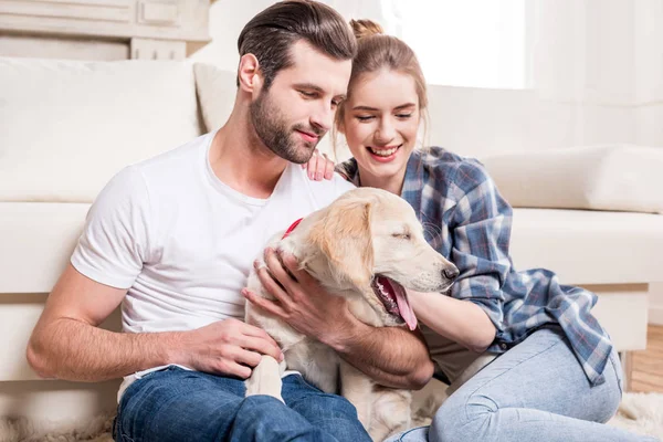 Jeune couple avec chiot — Photo de stock