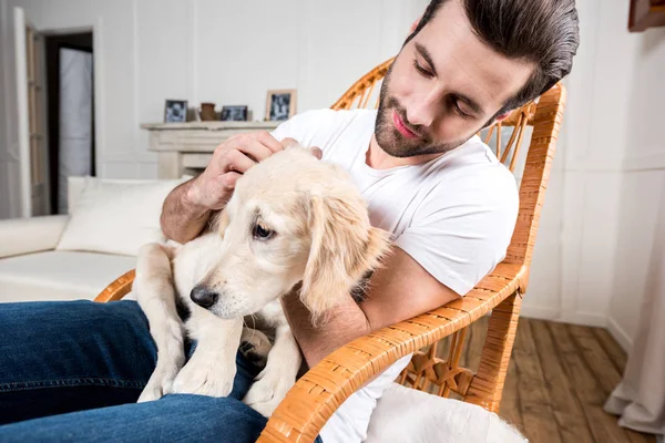 Hombre celebración cachorro — Stock Photo