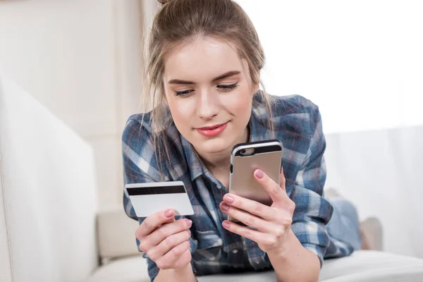 Girl making online payment — Stock Photo