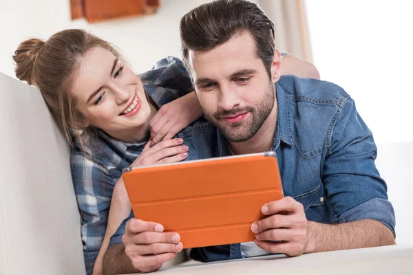 Casal usando tablet digital — Fotografia de Stock