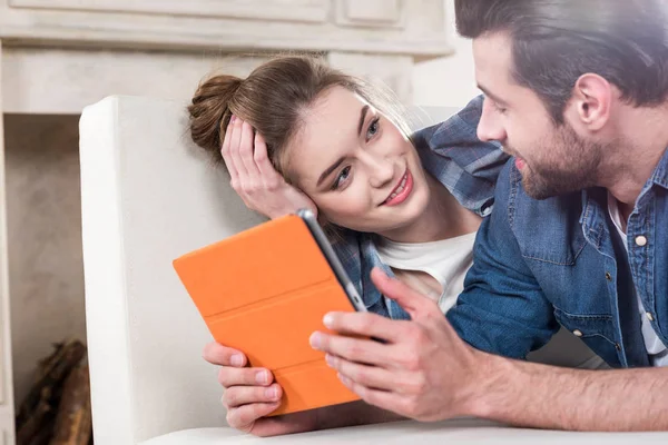 Couple utilisant une tablette numérique — Photo de stock