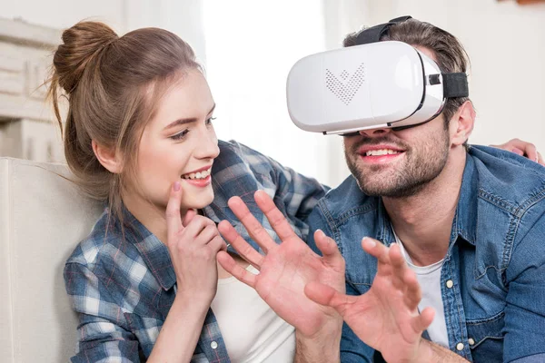 Couple utilisant un casque de réalité virtuelle — Photo de stock