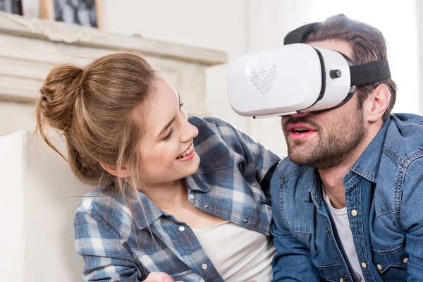 Couple utilisant un casque de réalité virtuelle — Photo de stock