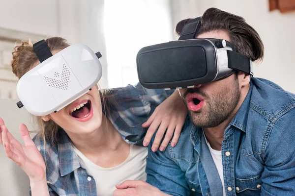 Couple utilisant des casques de réalité virtuelle — Photo de stock