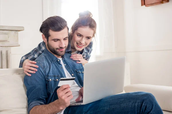 Casal de compras online — Fotografia de Stock