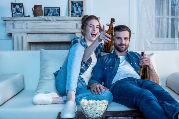 Coppia guardando la tv — Foto stock