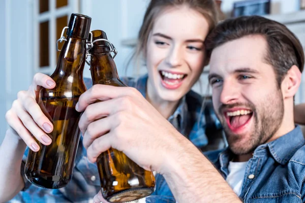 Brindis hombre y mujer - foto de stock