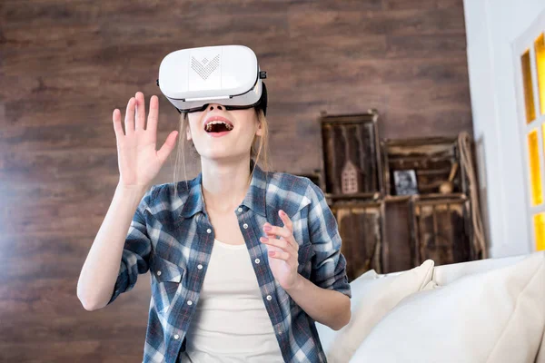 Femme en réalité virtuelle casque — Photo de stock