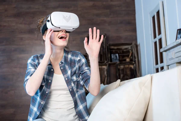Frau im Virtual-Reality-Headset — Stockfoto
