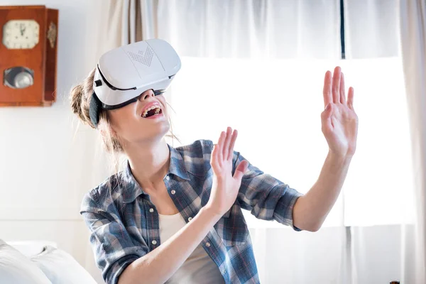 Mujer en auriculares de realidad virtual - foto de stock