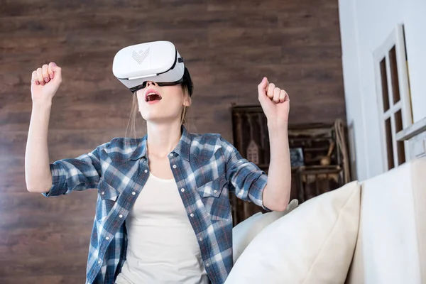 Femme en réalité virtuelle casque — Photo de stock