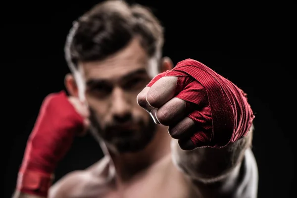 Boxeador con manos de envoltura - foto de stock