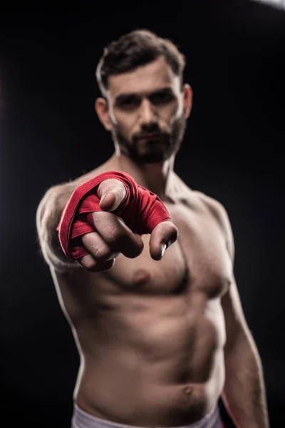 Boxeador con mano de envoltura - foto de stock