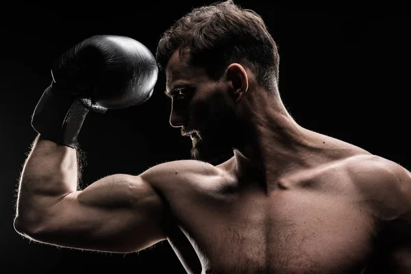 Deportista en guante de boxeo - foto de stock