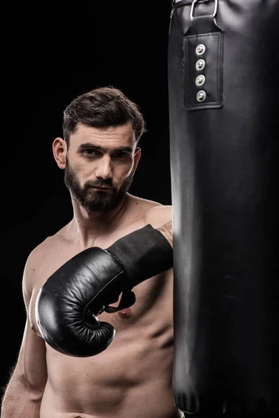 Boxer con saco de boxeo - foto de stock