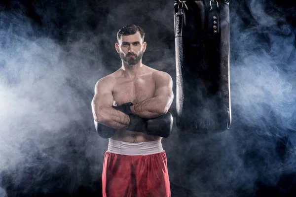 Boxer con saco de boxeo - foto de stock