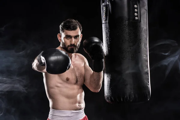 Boxer con saco de boxeo — Stock Photo