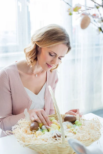 Frau mit Ostereiern — Stockfoto