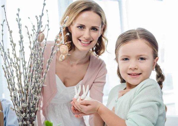 Mère et fille avec des lapins de Pâques — Photo de stock