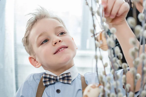 Мальчик с пасхальными украшениями — стоковое фото