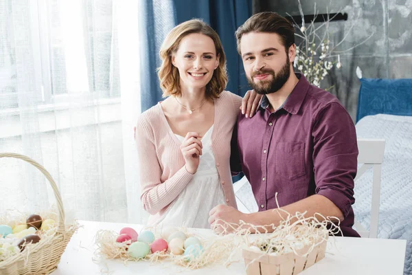 Casal com ovos de Páscoa — Fotografia de Stock