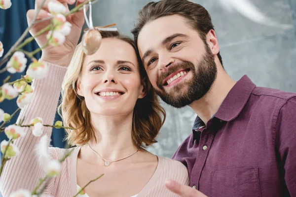 Pareja con decoración de Pascua - foto de stock