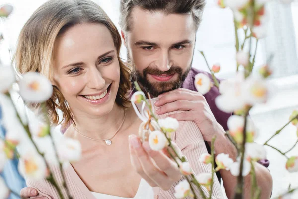 Casal com decoração de Páscoa — Fotografia de Stock