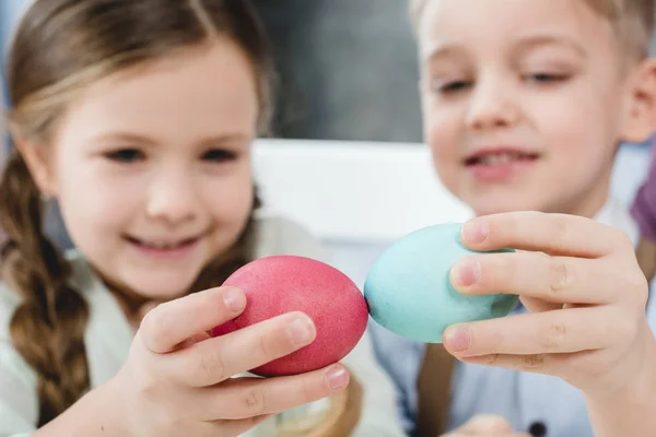 Enfants avec oeufs de Pâques — Photo de stock