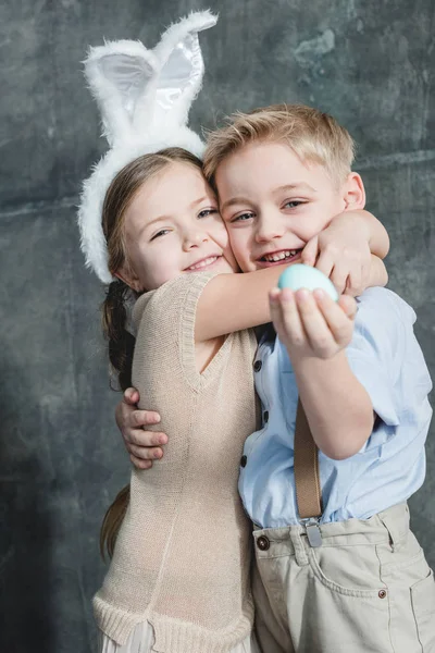 Kids with easter egg — Stock Photo