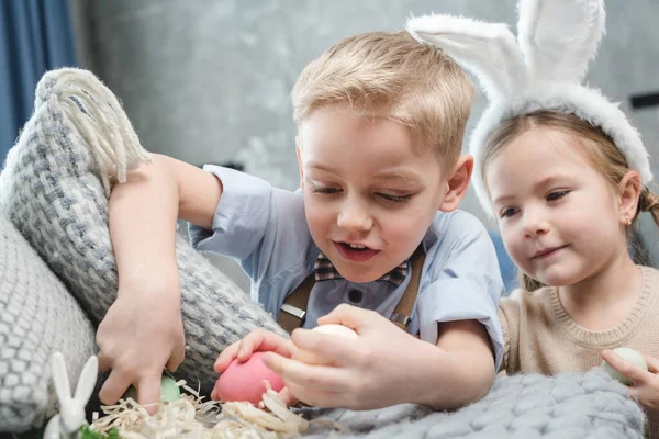 Enfants avec oeufs de Pâques — Photo de stock
