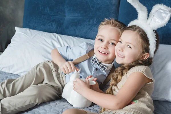 Hermanos con conejitos de Pascua - foto de stock