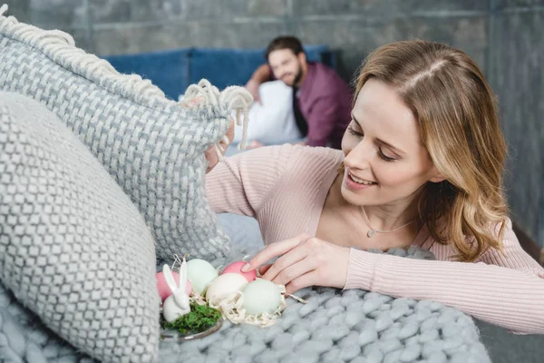 Donna con uova di Pasqua — Foto stock