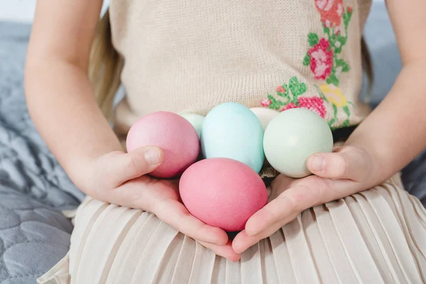 Girl holding Easter eggs — Stock Photo