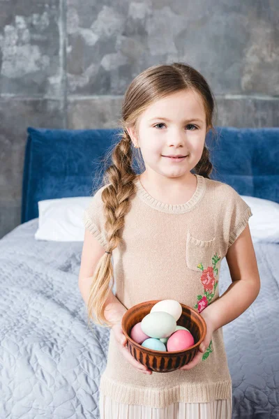 Chica sosteniendo huevos de Pascua - foto de stock