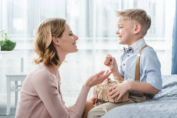 Bonne mère et son fils — Photo de stock