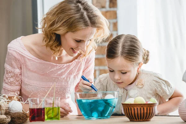 Femme et fille se préparant pour Pâques — Photo de stock