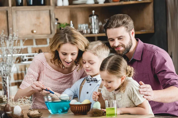 Familia preparándose para Pascua - foto de stock