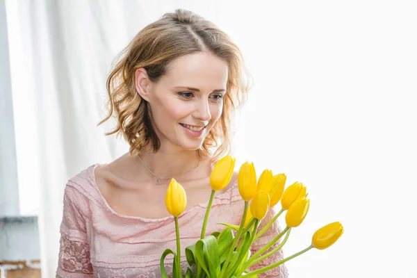 Frau mit Blumenstrauß — Stockfoto