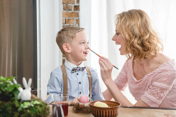 Mãe e filho se divertindo — Fotografia de Stock