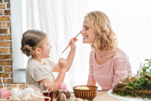 Mother and daughter having fun — Stock Photo